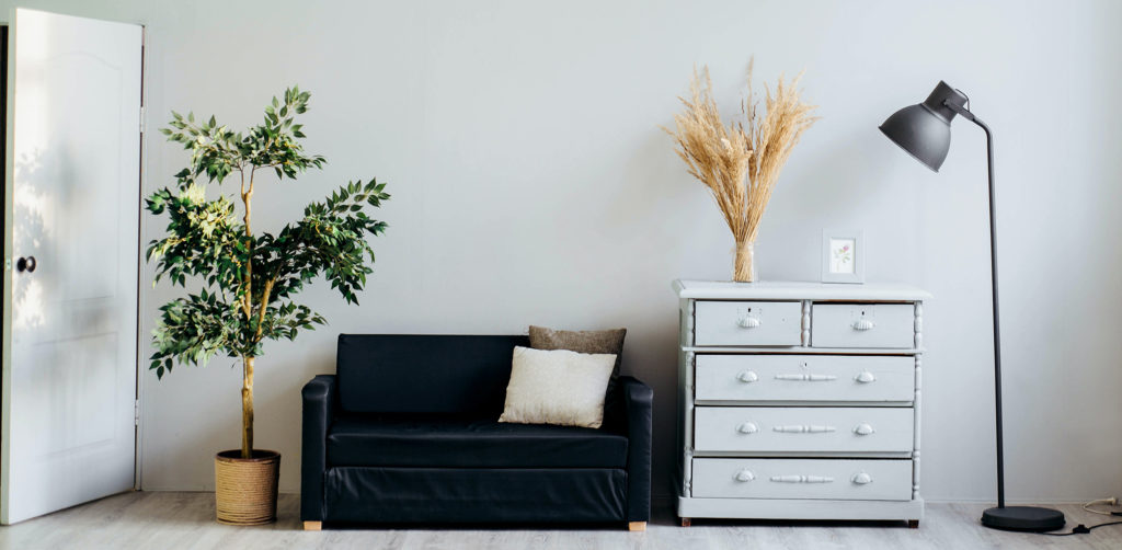 黒いソファーと白いチェストを組み和わせた例